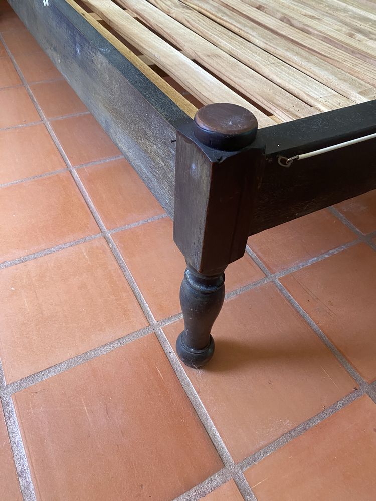 Cama + 2 mesas de cabeceira