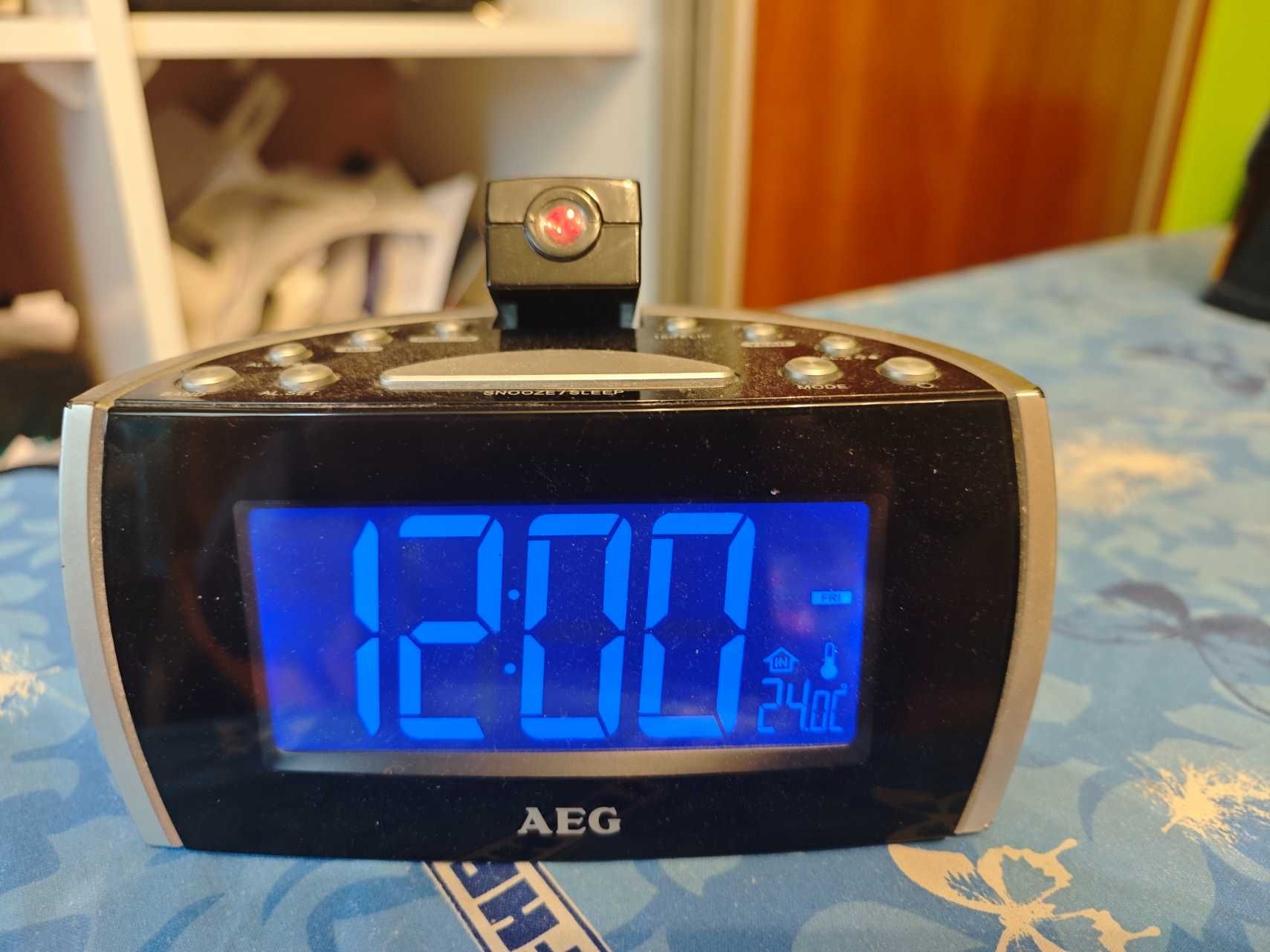 Radiobudzik AEG wypasiony z projektorem
