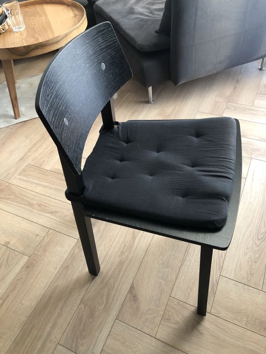 Drewniane czarne krzesło ikea