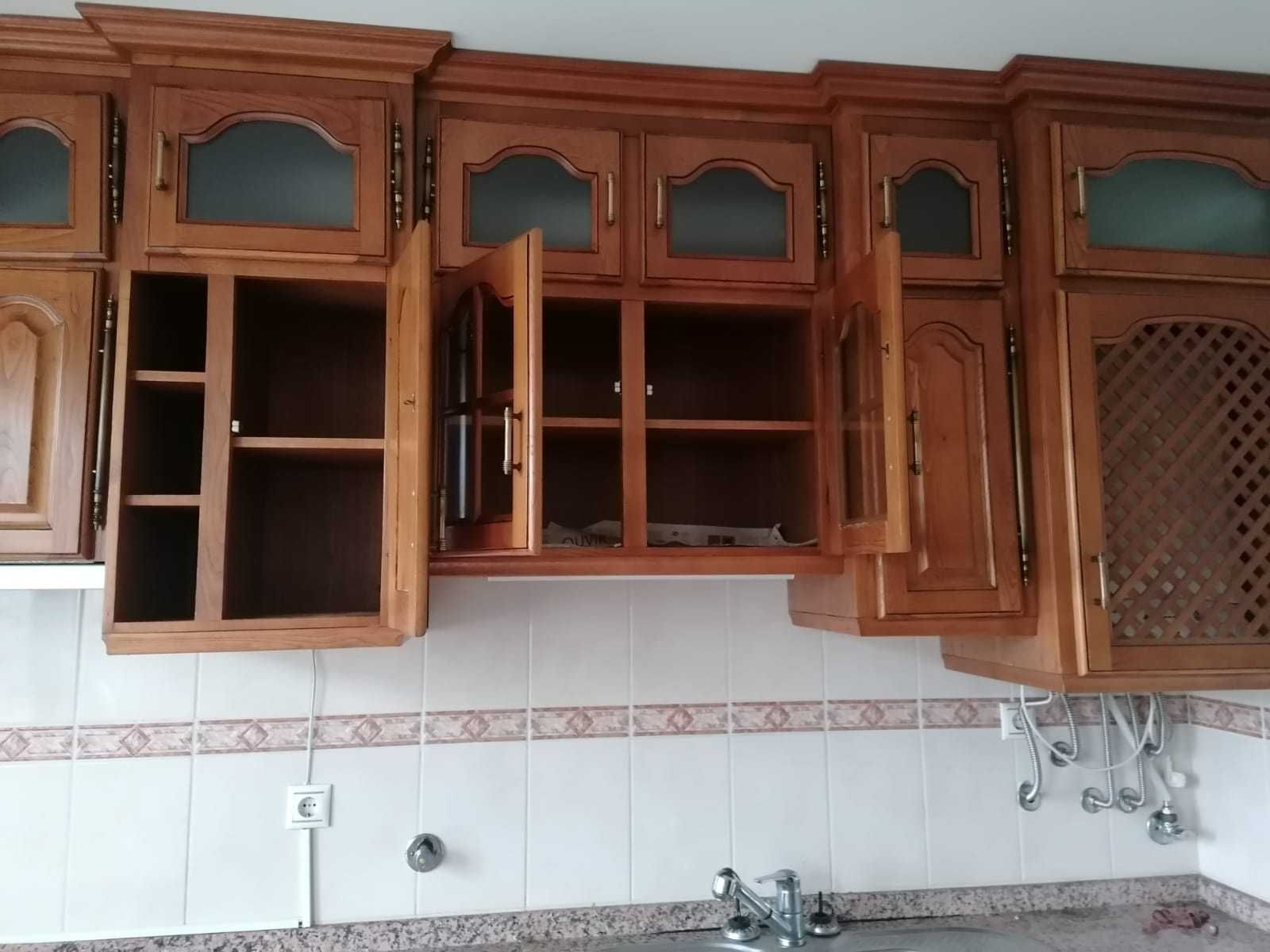 Vendo cozinha em madeira de castanho