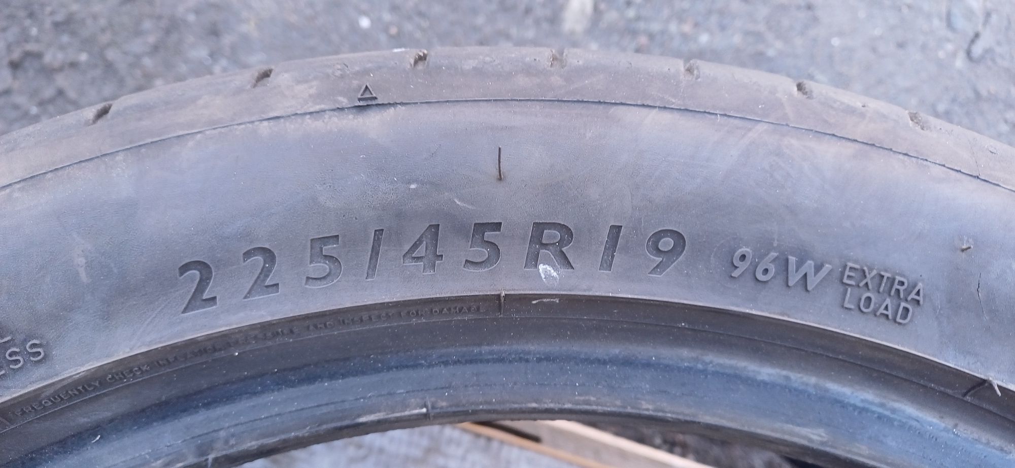 225/45R19 96W DUNLOP , dwie używane opony letnie.