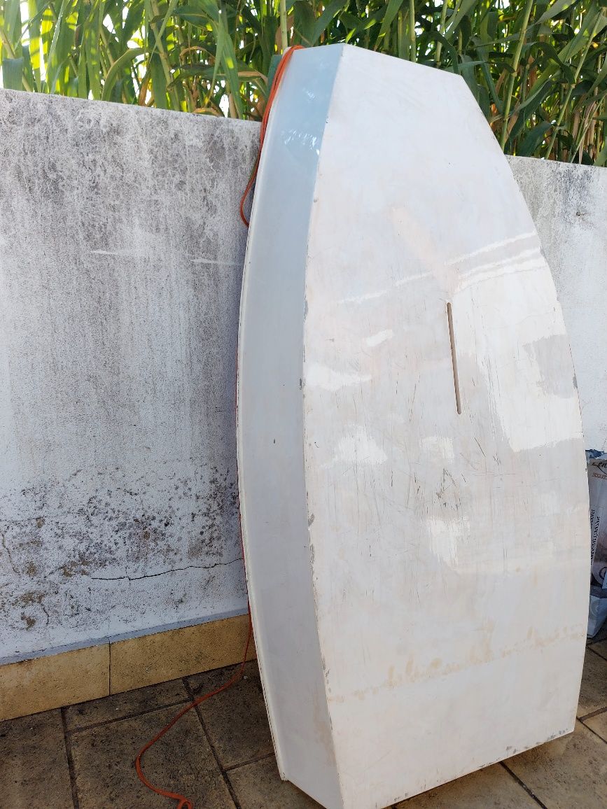 Barco vela ou bote de apoio