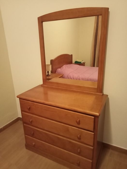 Mobília de quarto completa em pinho claro, cama com estrado e colchão