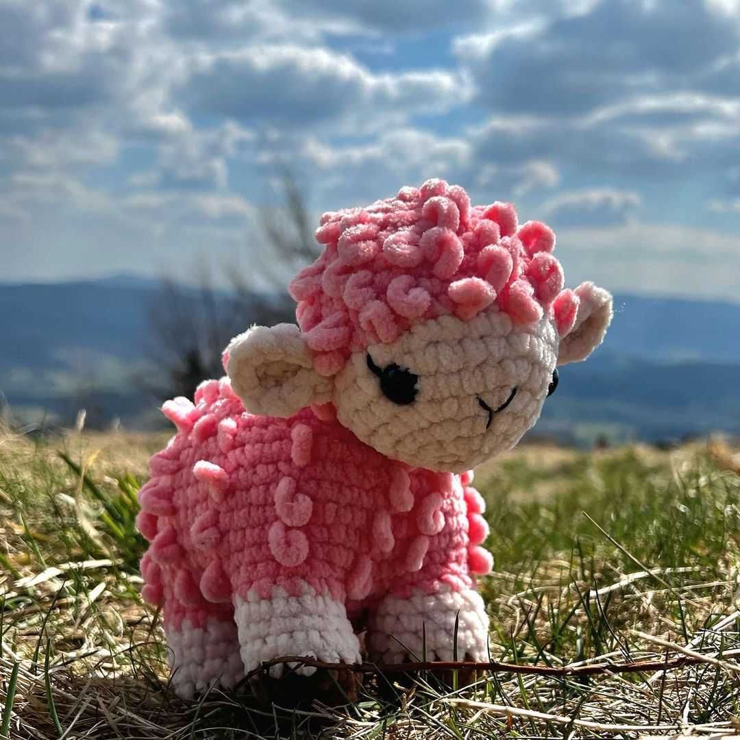 różowa owieczka, maskotka amigurumi