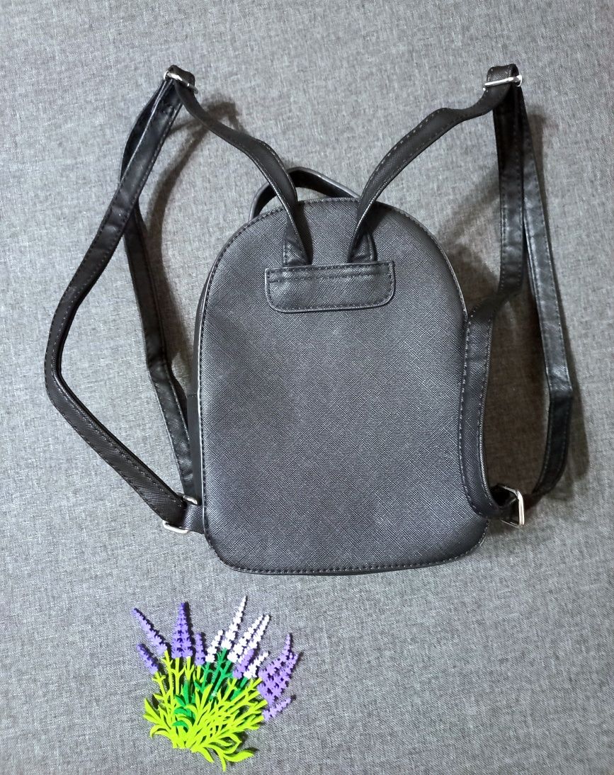 Стильний рюкзак Bershka з квітковою вишивкою