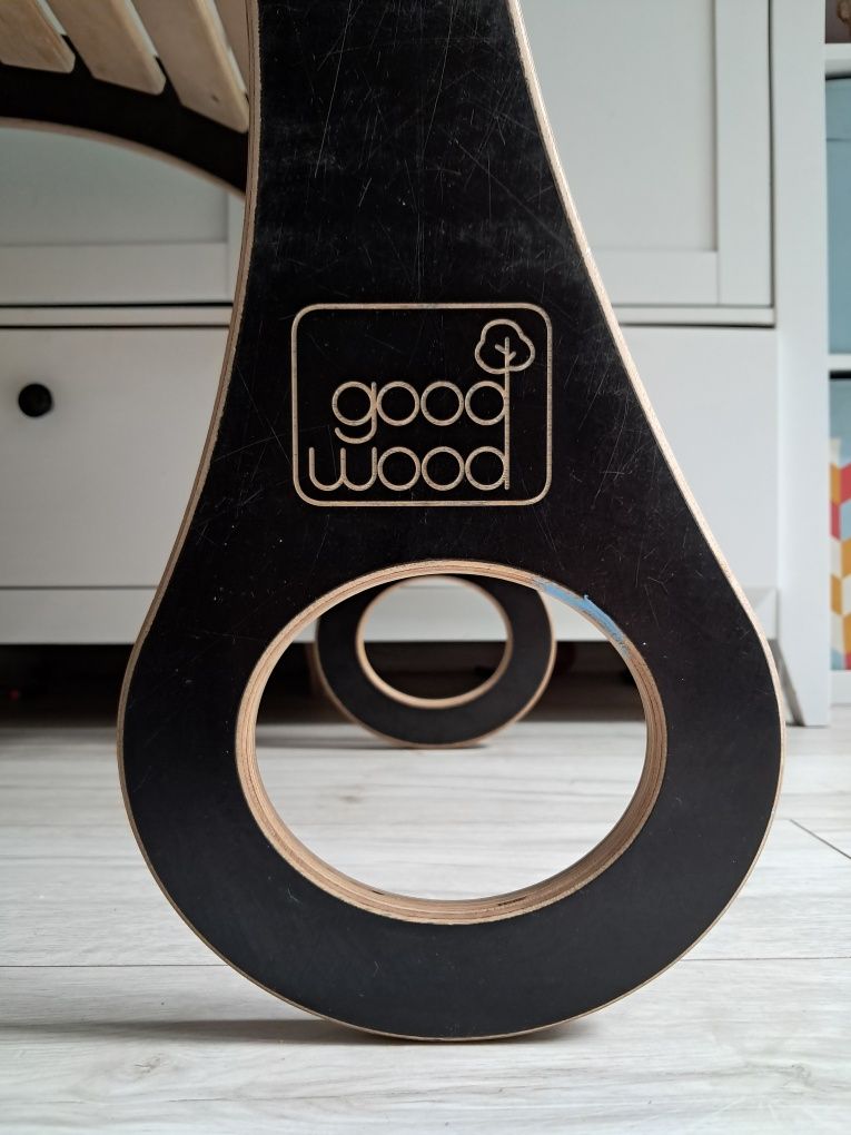 Drewniany bujak z biurkiem i zjeżdżalnią Good Wood Montessori