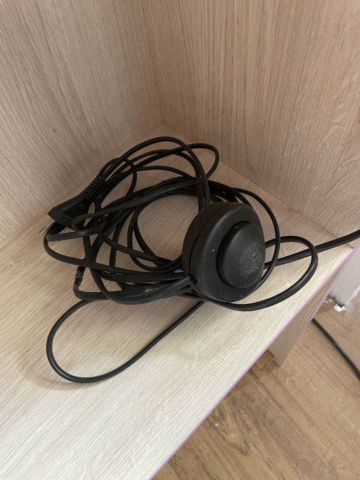 Biurko z 4 szufladami i dodatkową półką