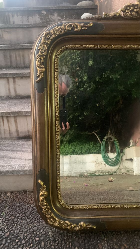 Espelho antigo com decoração em talha dourada