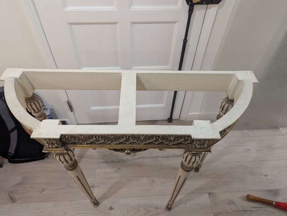 Credencia muito antiga com espelho