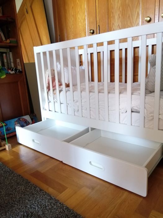 Berço IKEA com gavetas