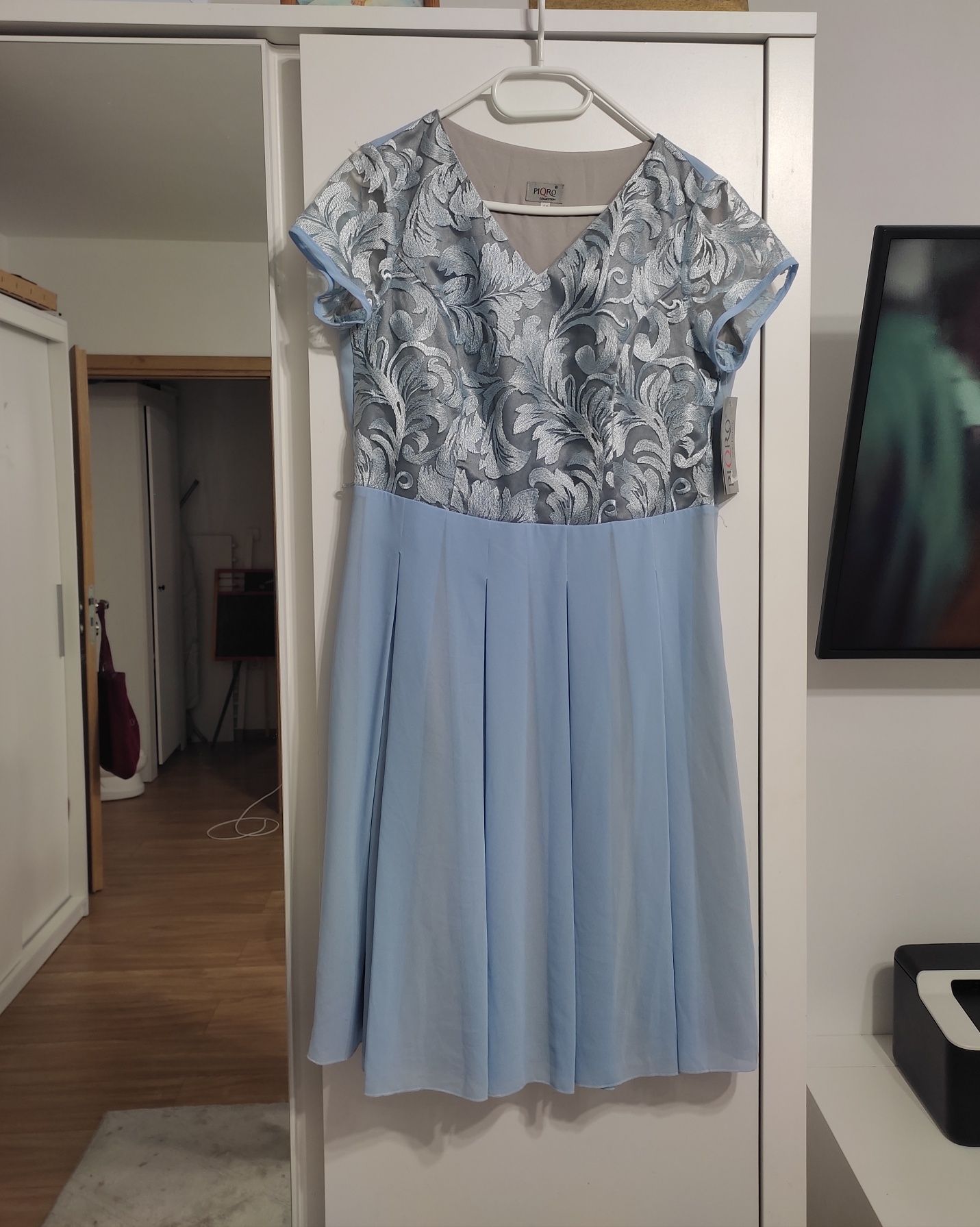 Piqro collection błękitna sukienka z koronką nowa z metką L