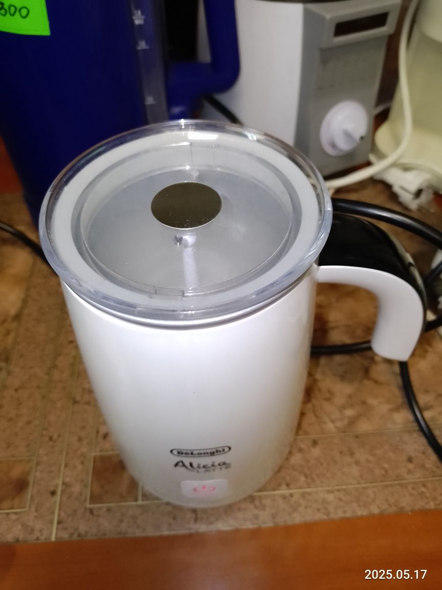 Спінювач молока DeLonghi EMF 2 W Alicia, капучінатор