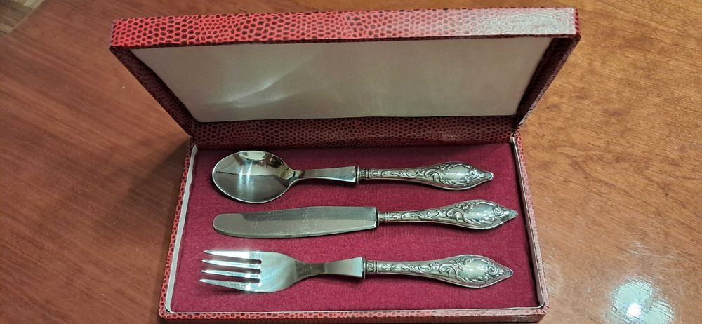 Conjunto de 3 talheres em prata e inox com estojo, nunca utilizados