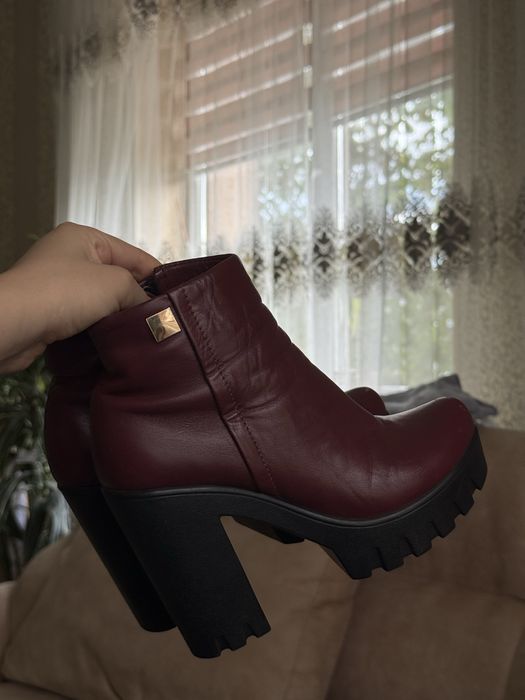 Бордові чобітки