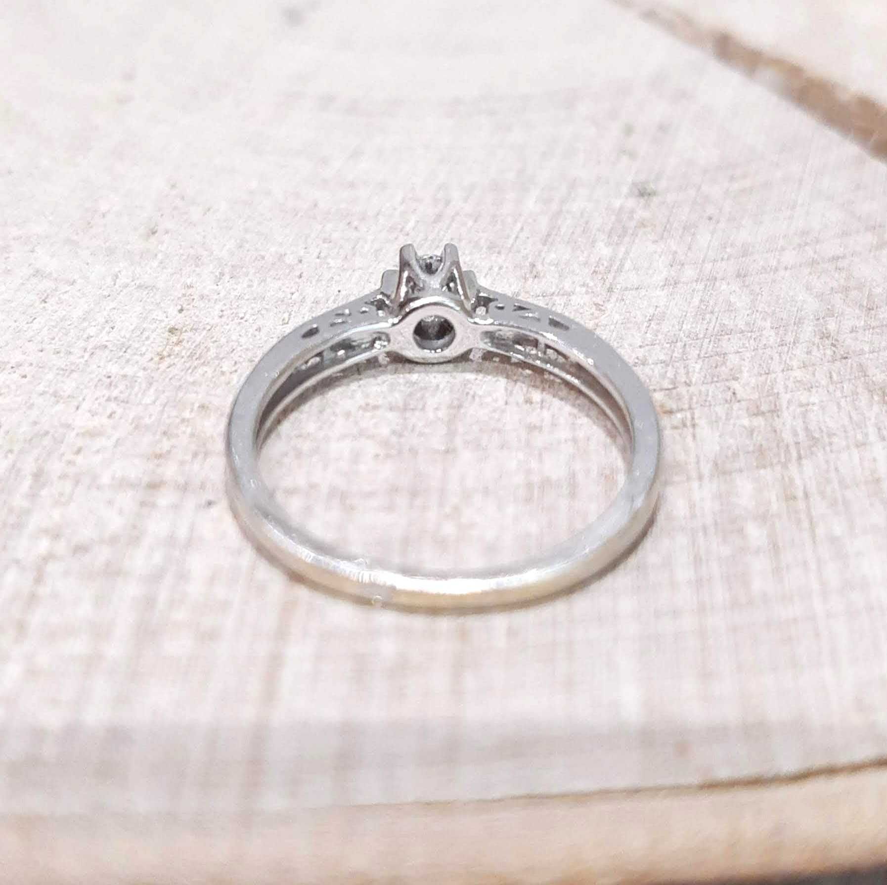 Złoty pierścionek z brylantem r.9 0,07 ct-1,64 g/p.585
