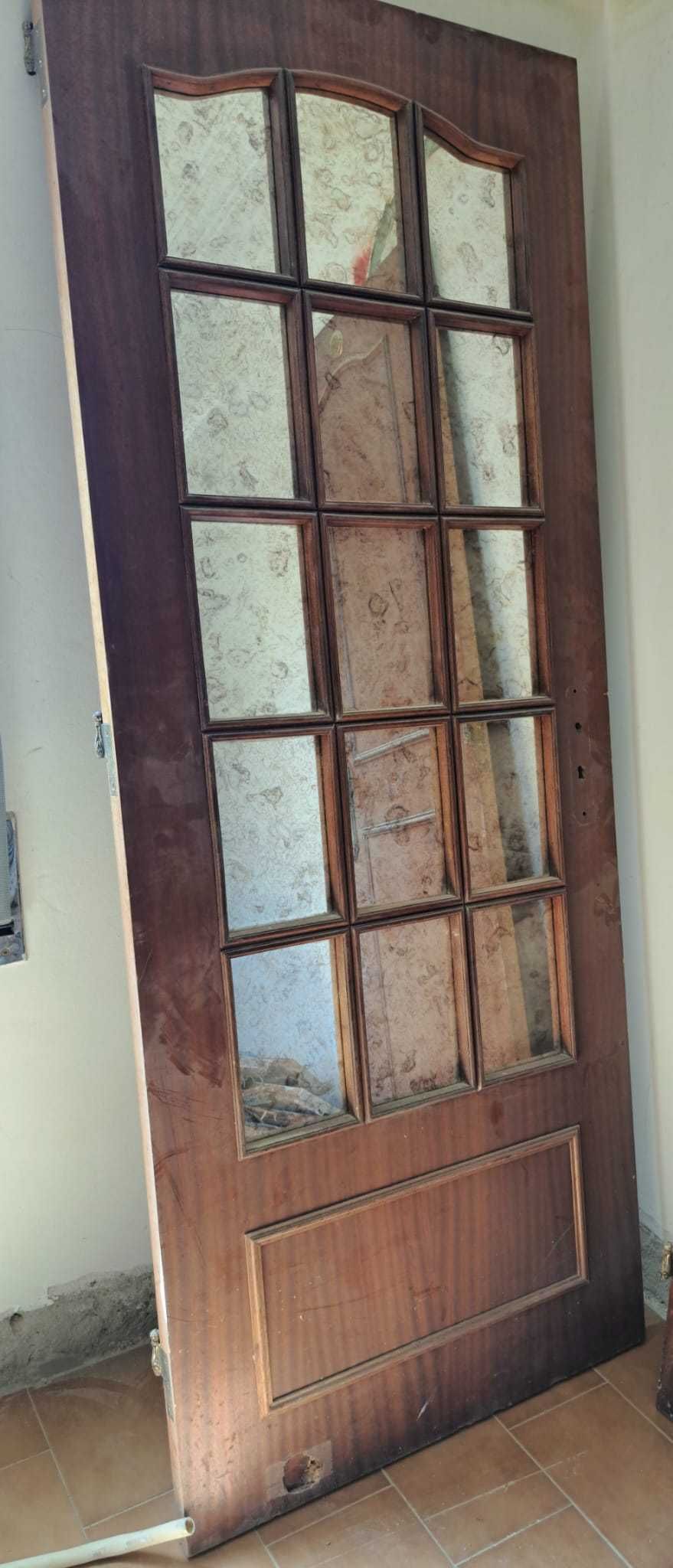 Portas de madeira com puxador