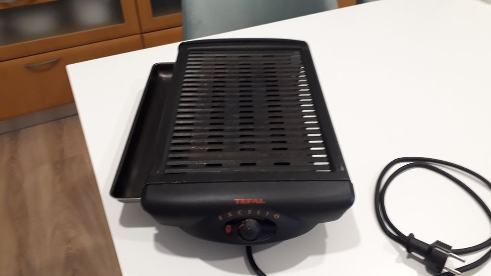 Grelhador a luz de carne e peixe.