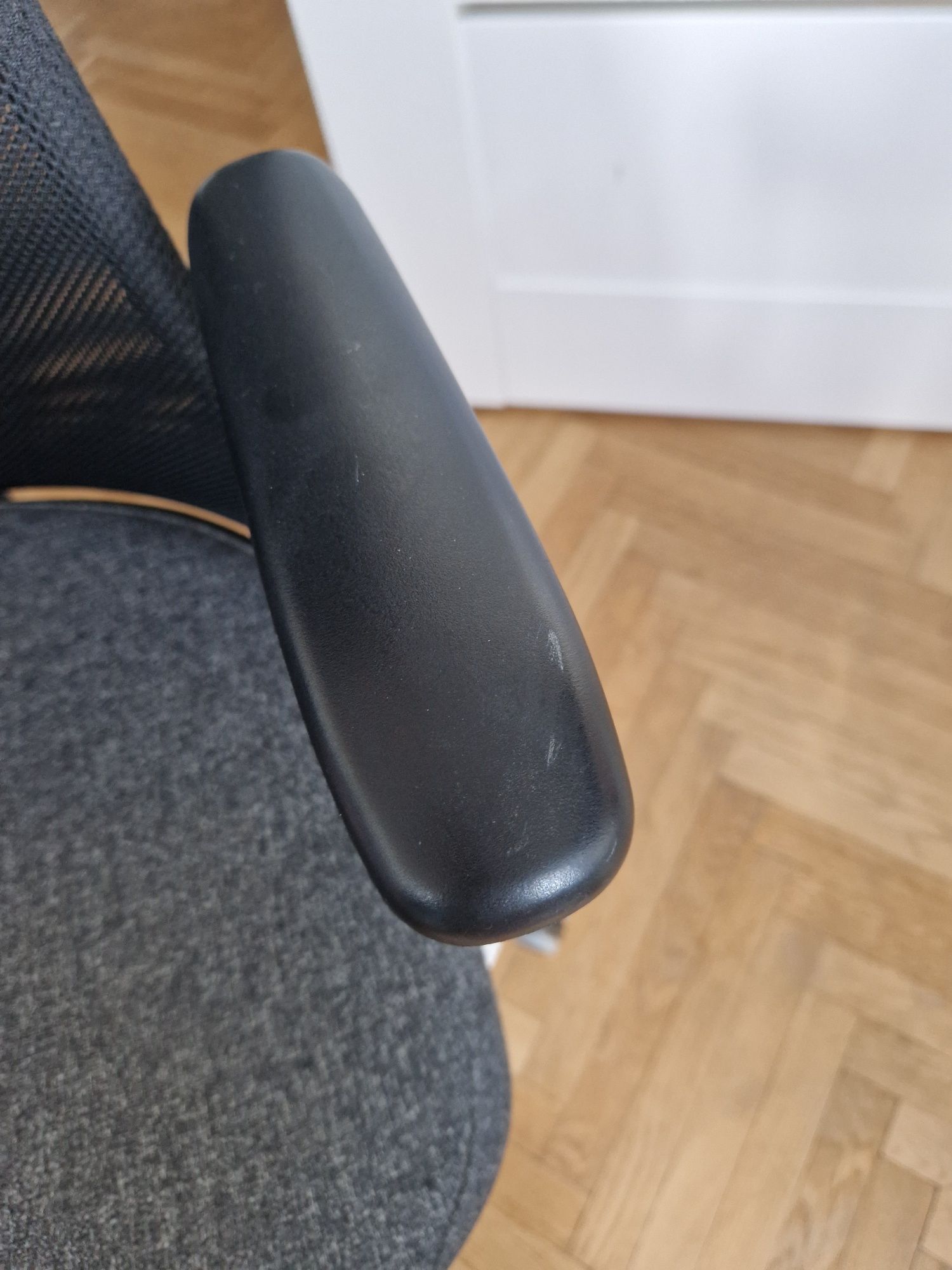 Krzesło biurowe z podłokietnikami, ciemnoszary, Ikea JÄRVFJÄLLET