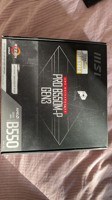 Torre Gaming MSI com teclado e rato