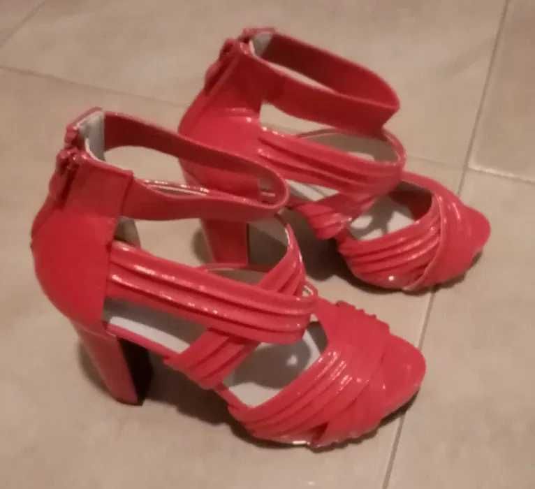 Czerwone sandały na obcasie - okazja!