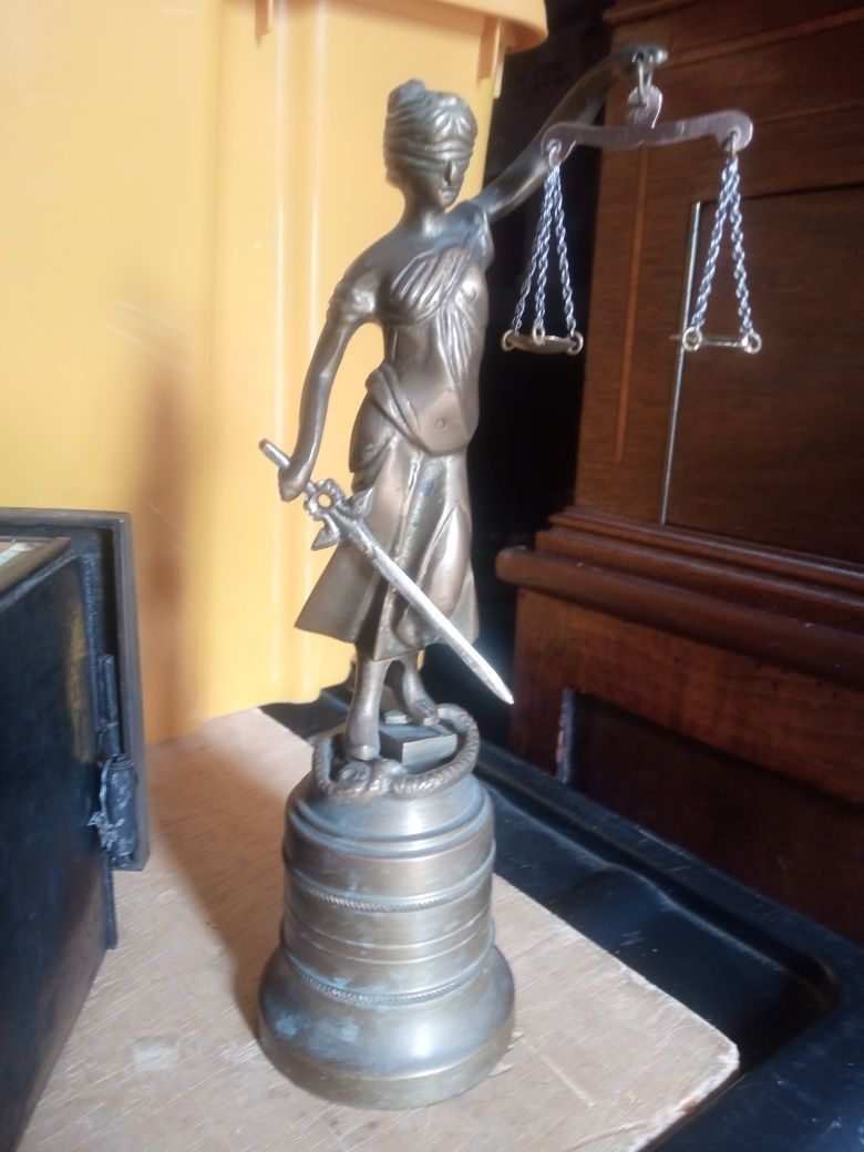 Linda peça em bronze  A justiça é cega e corta a direito.
