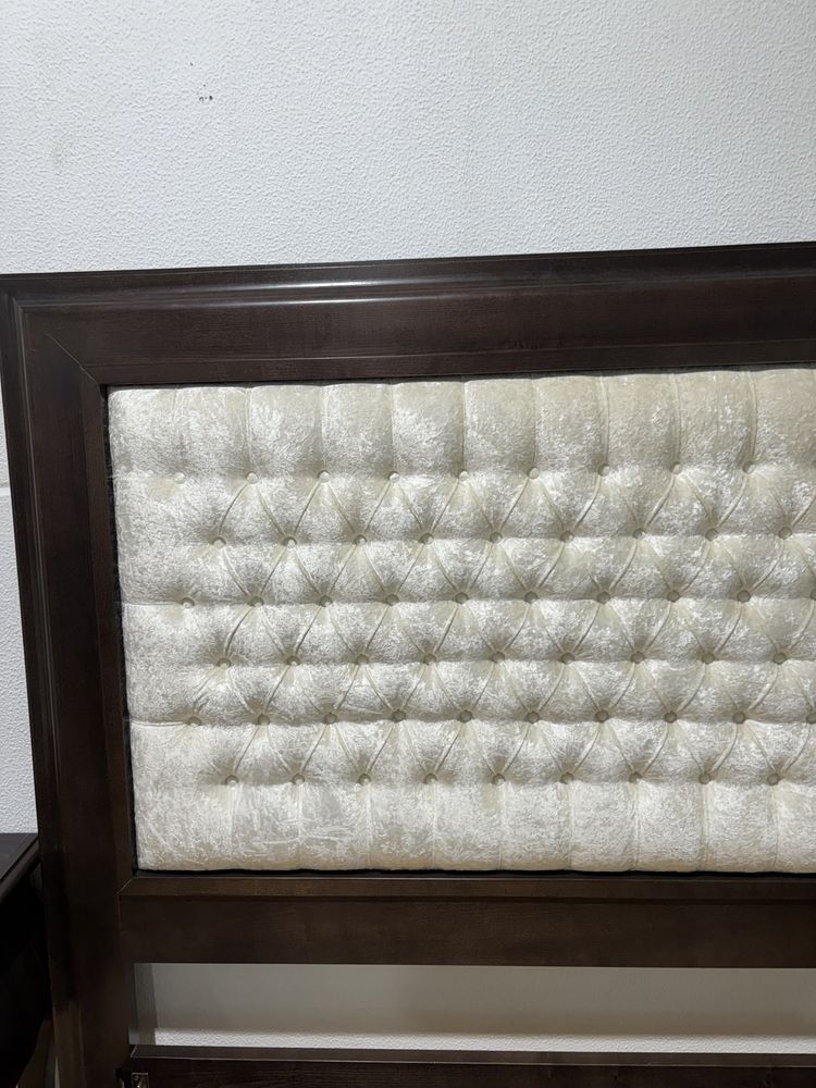 Conjunto cama e mesas de cabeira