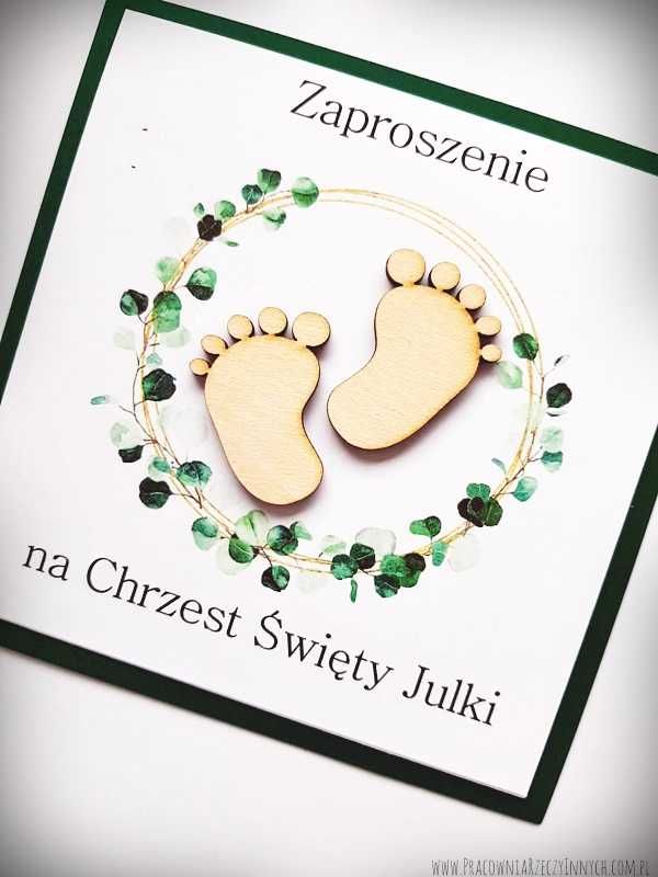 Rustykalne zaproszenia na chrzest święty z drewnianymi stópkami