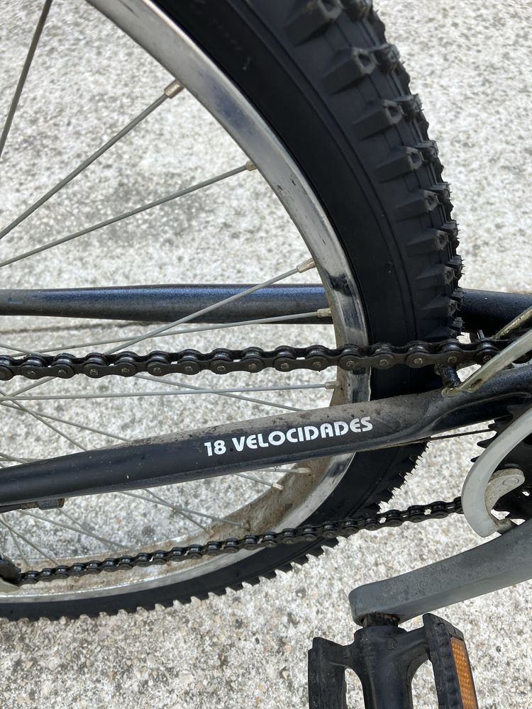 Bicicleta de roda 24 com pneus e câmaras de ar novos.