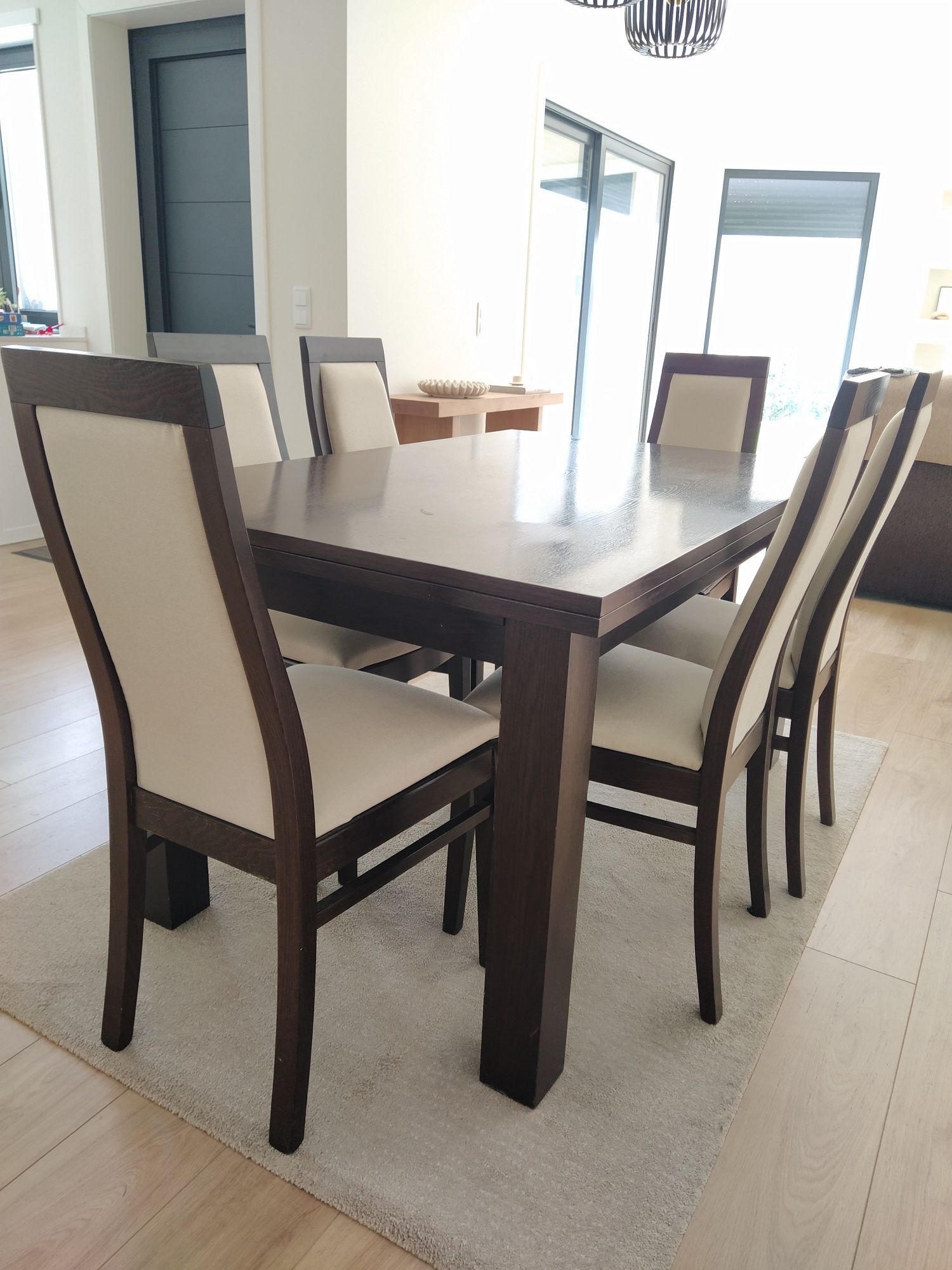 Mesa de jantar e cadeiras