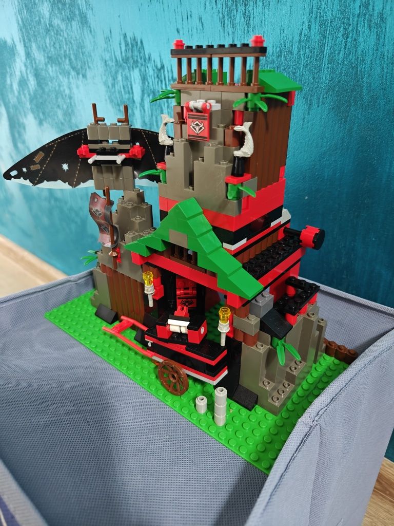 Lego system 6088 robber's retreat