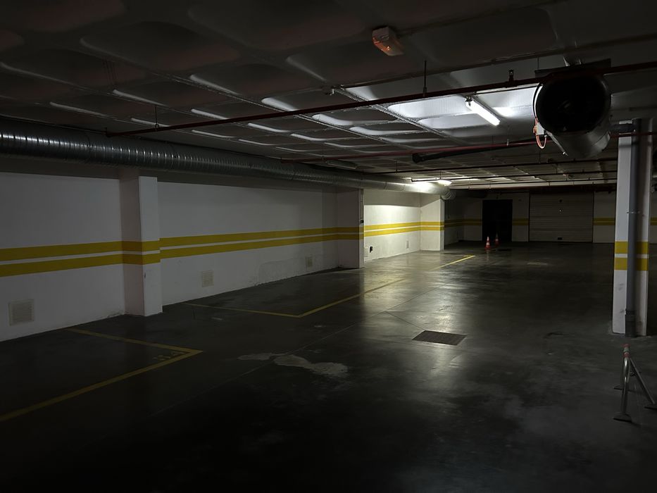 Box/Garagem/Estacionamento Coberto junto Metro Odivelas