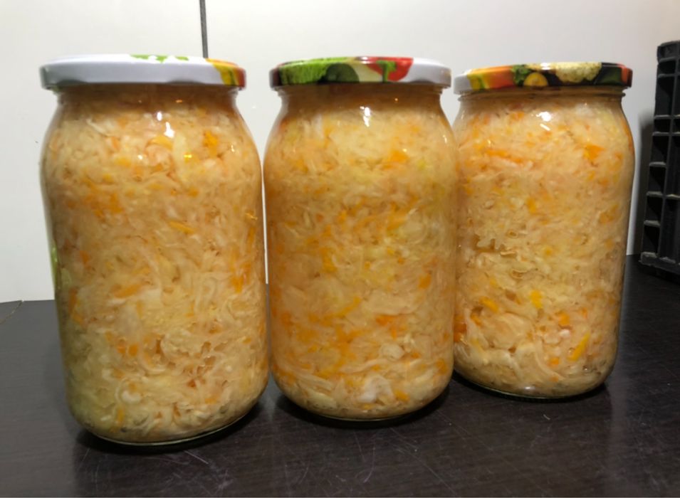 Domowe przetwory ogorki kiszone kapusta kiszona