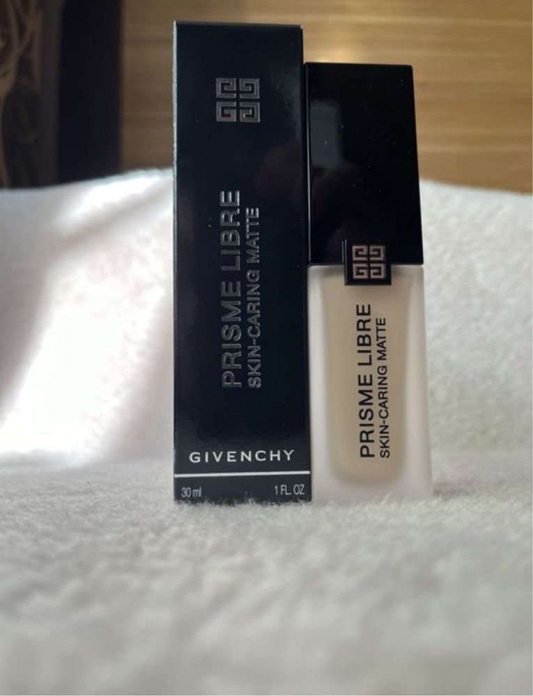 Матуюча тональна основа Prisme libre Givenchy