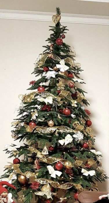 Искусственная ёлка с игрушками