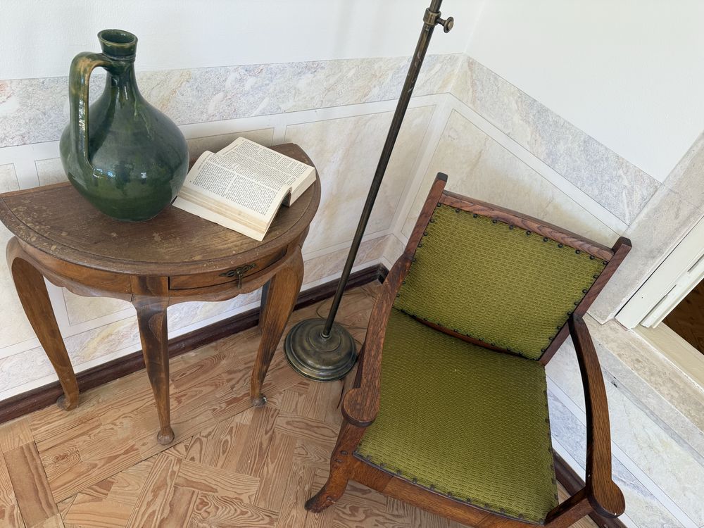 Conjunto leitura vintage - Cadeirao, mesa, candeeiro de pé