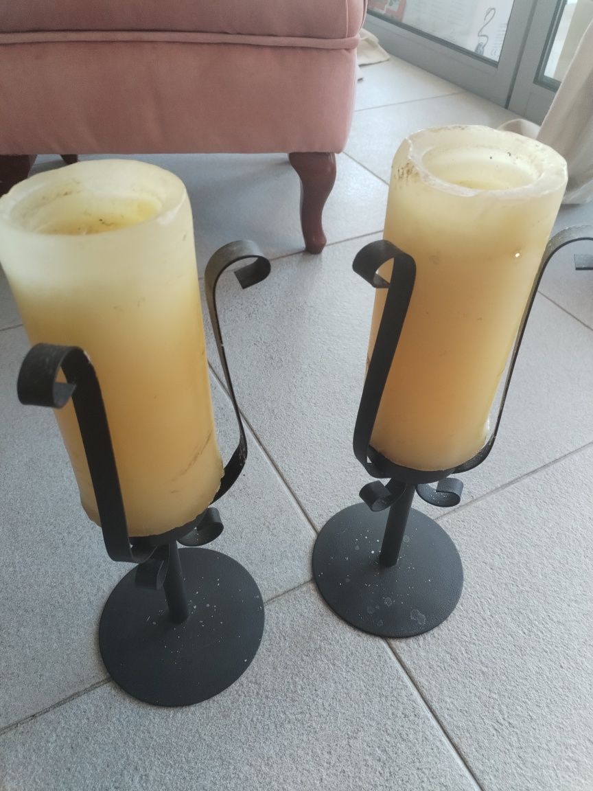 Castiçais de mesa com velas em ferro.