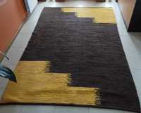 Carpete castanho e amarelo