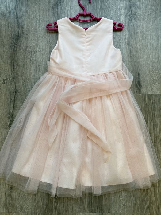 Нарядное платье с блёстками в идеальном состоянии 116 см