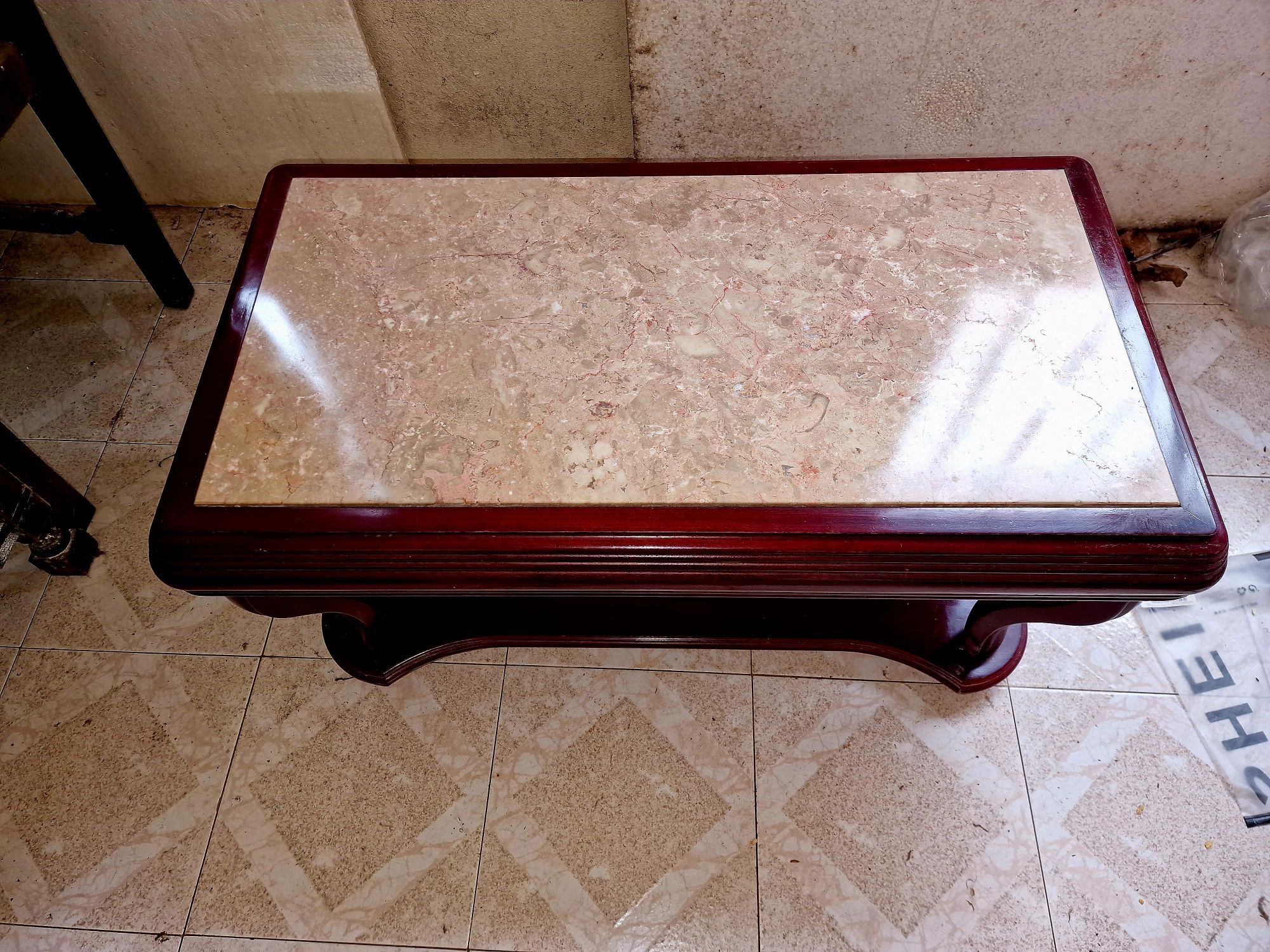 Mesa de centro com base em pedra