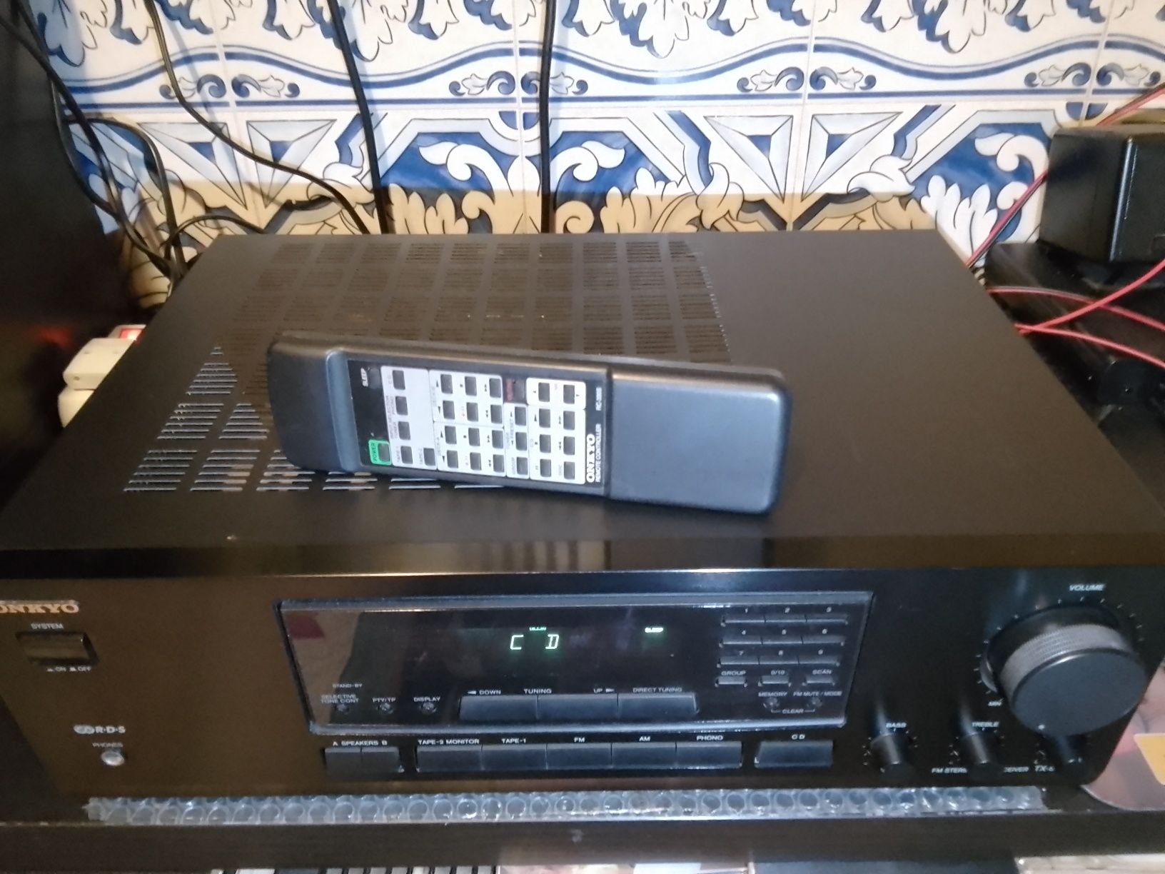 Amplificador Onkyo com rádio e comando, Mod TX 8211