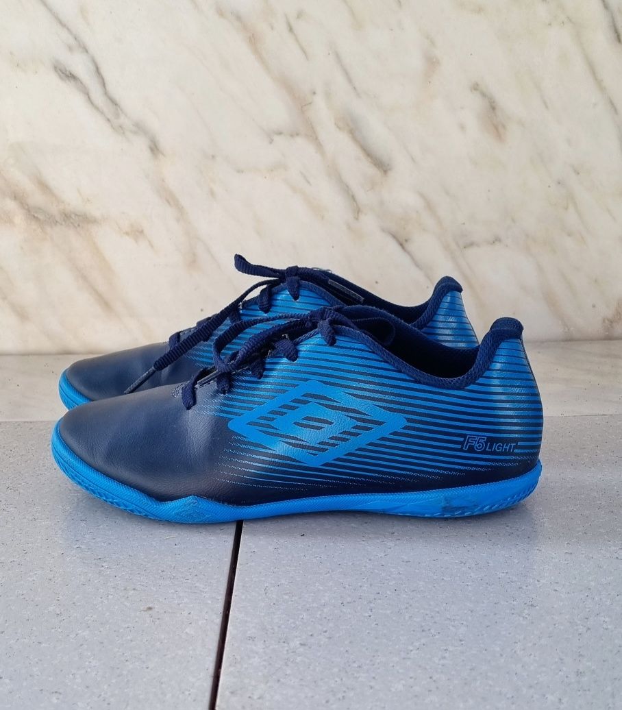 Sapatilhas de futsal Umbro
tamanho 34