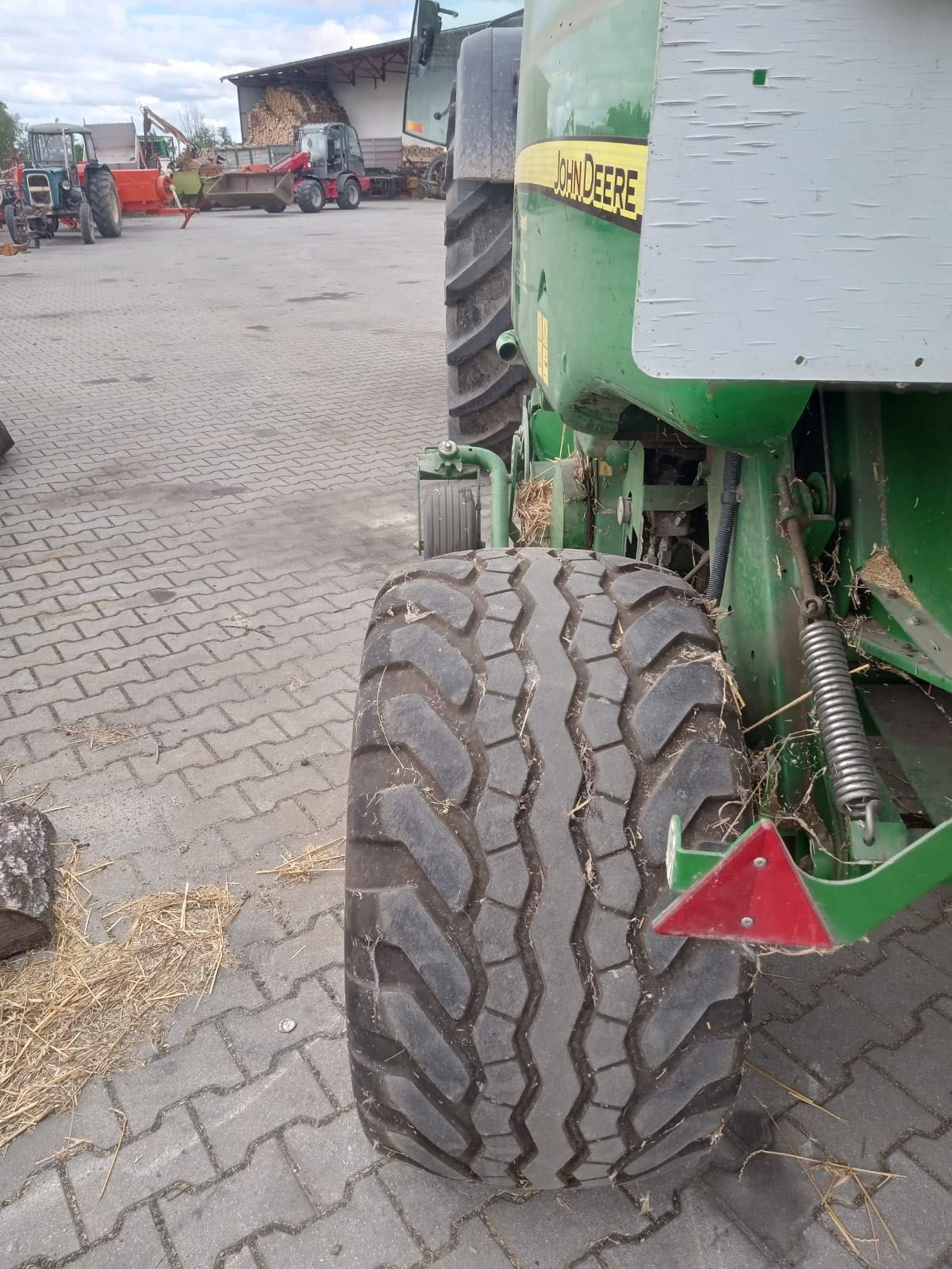 prasa rolująca John Deere 854.