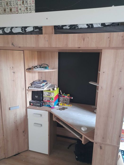 Łóżko piętrowe z biurkiem i szafą