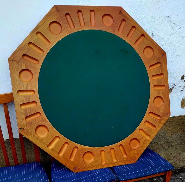 Mesa de poker, cartas e refeições. Três mesas numa, com cadeiras