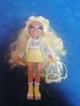Rainbow High Junior High lalka Sunny Madison.