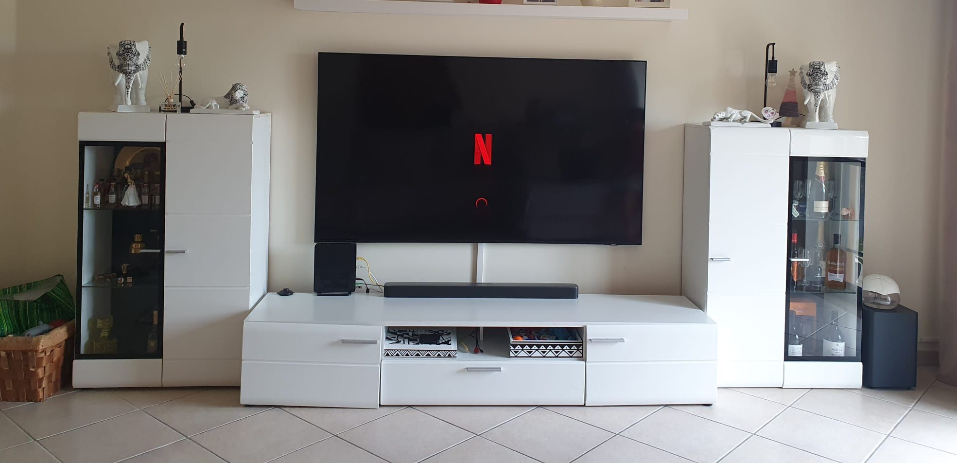 Móvel de Sala Moderno – Branco Lacado com Vitrines em Vidro