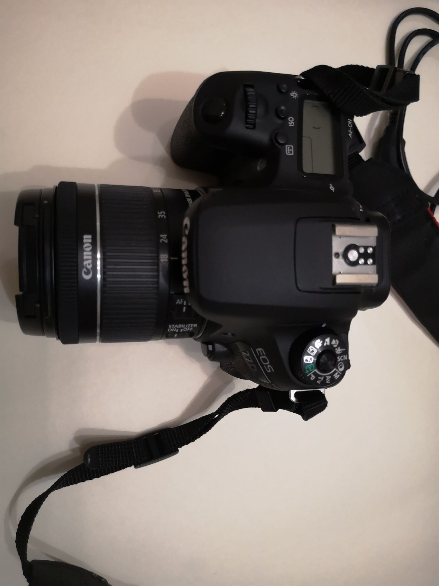 Máquina fotográfica Canon EOS 77D EF-S 18-55 IS STM