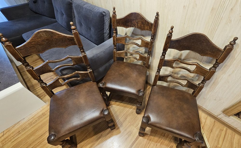 3 solidne drewniane krzesła, skórzane obicie