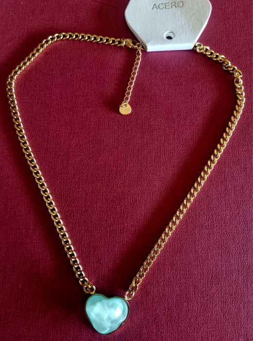 Colar dourado, em aço, com coração turquesa/verde água. Com extensor