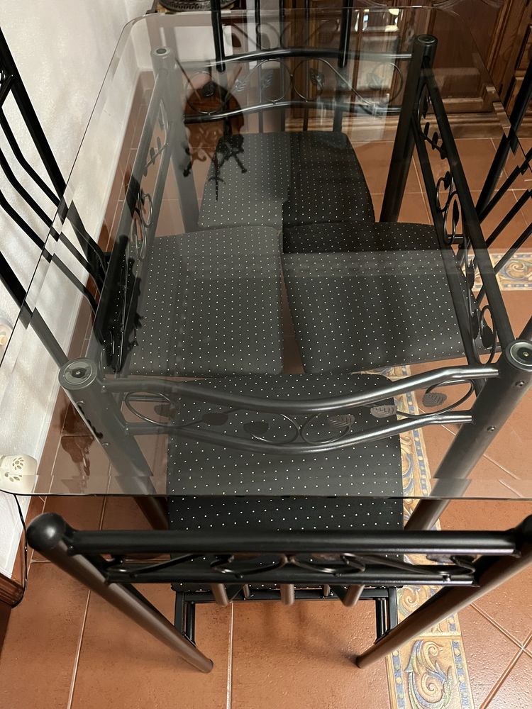 Mesa Sala com o tampo em vidro e quatro cadeiras